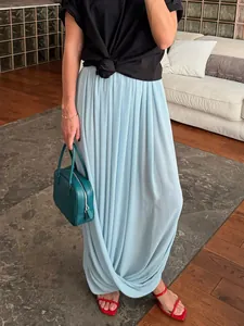 Jupe longue élégante en mousseline bleu clair avec design plissé pour une tenue de ville chic