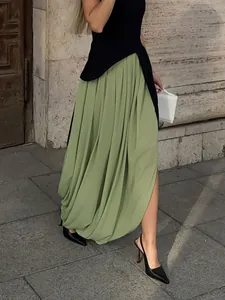 Jupe longue élégante en mousseline vert clair avec une silhouette drapée sophistiquée