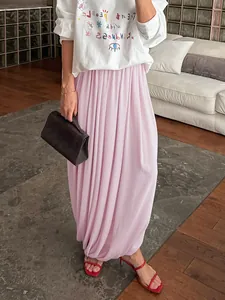 Vue d'ensemble d'une jupe longue plissée en mousseline rose fluide pour un style élégant