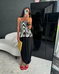 Vue complète d'une jupe longue élégante en mousseline noire avec un design drapé chic