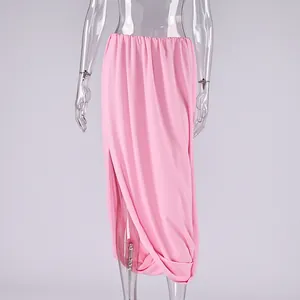 Détail d'une élégante jupe longue en mousseline rose avec une fente drapée stylée