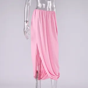 Vue détaillée d'une élégante jupe longue en mousseline rose avec drapé doux