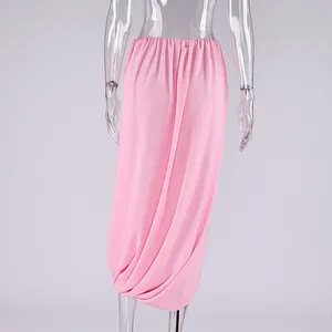 Jupe longue élégante en mousseline rose avec drapé fluide sur mannequin transparent.