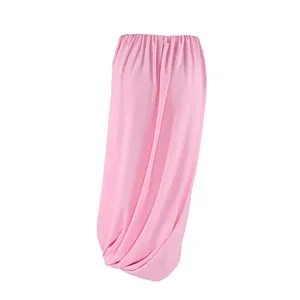Jupe longue élégante en mousseline rose avec des plis drapés pour un look sophistiqué