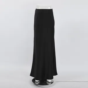 Vue détaillée de la jupe longue élégante en satin noir montrant sa coupe fluide.