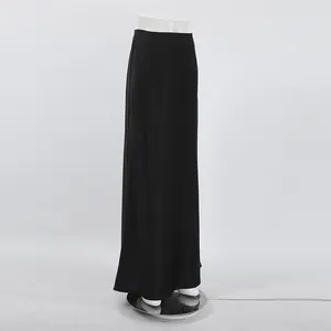 Vue latérale complète d'une élégante jupe longue en satin de soie glacée noire sur mannequin