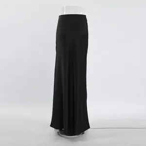 Vue complète d'une élégante jupe longue en satin noir avec un fini soyeux lisse.