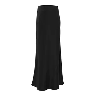 Jupe longue en satin noir élégante avec une finition soyeuse et fluide