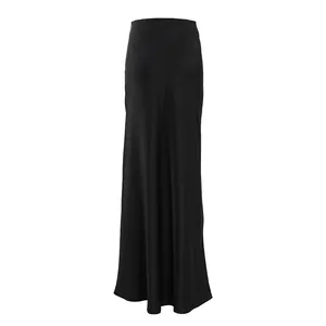 Jupe longue élégante en satin noir avec finition soyeuse et design à taille haute