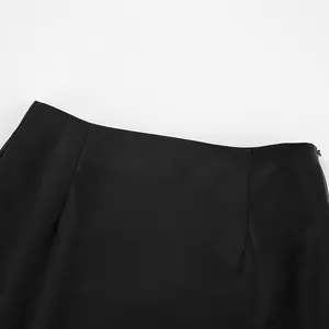 Détail en gros plan de la taille d'une jupe midi en satin noir avec fermeture éclair latérale