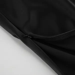 Gros plan détaillé sur la fermeture éclair invisible d'une jupe en satin noir chic