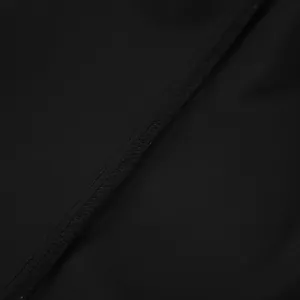 Gros plan sur les coutures d'une jupe longue en satin de soie glacée noire