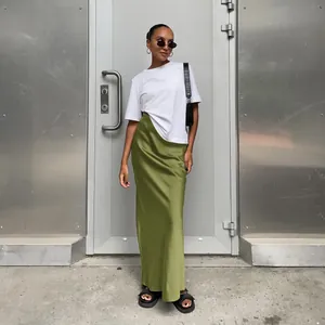 Gros plan d'une élégante jupe longue en satin vert olive avec une texture de soie glacée