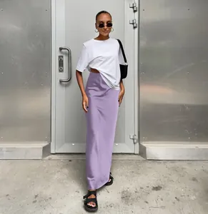 Jupe longue en satin violet élégante avec t-shirt blanc dans un décor urbain