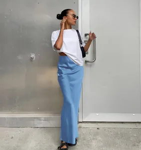 Élégante jupe midi en satin de soie glacée bleu à taille haute et coupe fluide