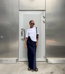 Élégante jupe longue en satin bleu marine pour femme avec une tenue en t-shirt blanc épuré