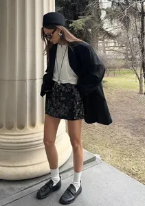 Modischer Streetstyle-Look mit einem funkelnden schwarzen Pailletten-Minirock-Detail