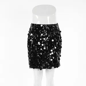 Detailansicht eines schwarzen Pailletten-Minirocks mit hoher Taille und Glitzereffekt.