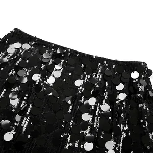 Makroansicht schwarzer Pailletten auf einem Minirock mit hoher Taille