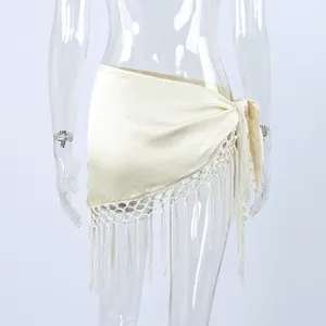 Eleganter cremefarbener Satin-Wickelrock mit langen Fransen und schicker Schnürung.