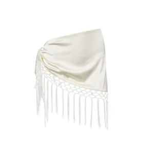 Detailansicht eines cremefarbenen Satin-Wickelrocks mit langen und eleganten Fransen