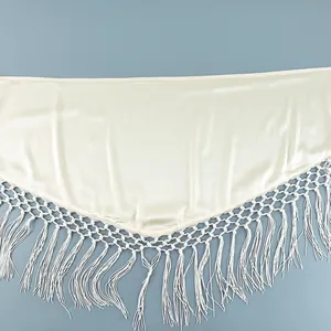 Detailansicht des eleganten cremefarbenen Satinstoffs und der feinen Fransen des Rocks.