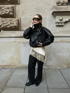 Schicker weißer asymmetrischer Wickelrock mit langen Fransen für elegante Lagen-Looks