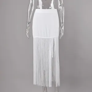 Gedetailleerd overzicht van een elegante witte lange rok met franjes en een sexy zijsplit