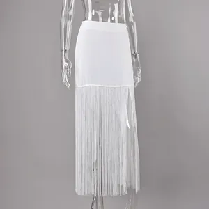 Detailweergave van witte maxi-rok met lange fijne franjes en zijsplit detail