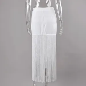 Achteraanzicht van een witte elegante maxi-rok met dichte lange franjes en kwastjes