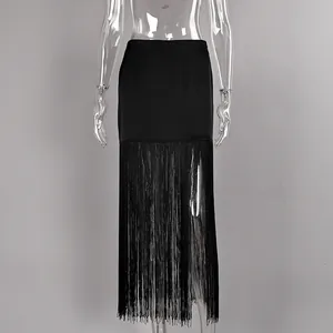 Detailopname van een elegante zwarte rechte rok met lange franjes aan de onderkant