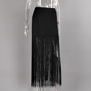 Elegante lange zwarte rok met kwastjes op een transparante etalagepop in de studio