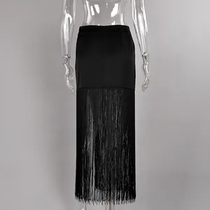 Detail van een elegante zwarte maxi-rok met hoge taille en lange franjes achterkant