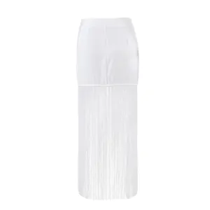 Gedetailleerde weergave van de elegante witte lange rok met franjes en een hoge taille design