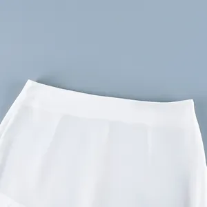 Detailopname van de hoogwaardige naadloze tailleband op een witte elegante lange rok