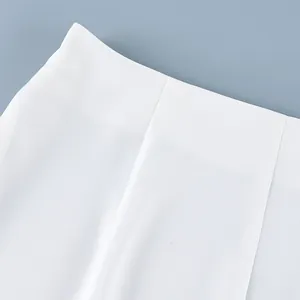Gedetailleerde close-up van de gladde witte stof en stiksels van een rechte rok