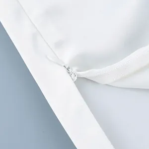 Detailopname van de hoogwaardige onzichtbare rits op een witte elegante lange rok