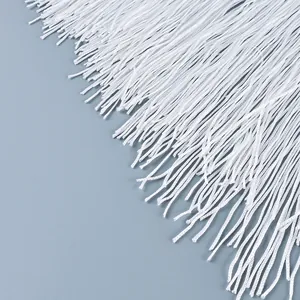 Macro detailweergave van elegante witte kwastjes franjes op een moderne zomerrok