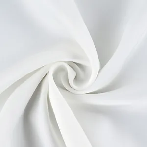 Macro-opname toont de gladde textuur en de elegante val van de witte rokstof