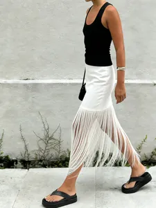 Streetstyle foto van een witte rechte maxi-rok met lange franjes voor een trendy zomerlook