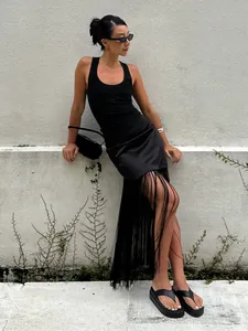 Elegante zwarte mouwloze maxi-jurk met lange franjes voor een chique zomerse look