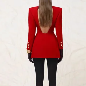 Vista posteriore dell'abito blazer rosso con scollatura a U profonda e spalline