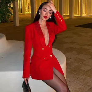 Elegante abito blazer rosso con scollo a V profondo e dettagli luminosi in strass