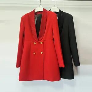 Dettaglio del collo a scialle con strass e bottoni dorati di un abito blazer rosso aderente