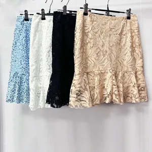Varias minifaldas de encaje elegantes con detalle de volantes en el dobladillo
