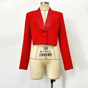 Vista dettagliata del blazer corto rosso da donna con revers a scialle in strass su manichino