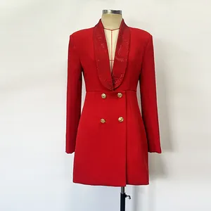 Primo piano di un abito blazer rosso con collo a scialle in strass e bottoni dorati.
