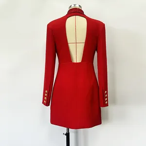 Dettaglio posteriore dell'abito blazer rosso con elegante scollatura e colletto strass.
