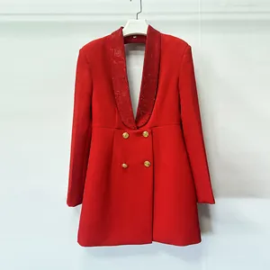 Dettaglio dell'abito blazer rosso con collo a scialle in strass e bottoni dorati doppiopetto