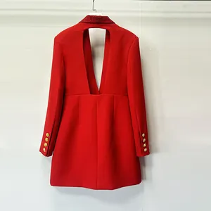 Vista posteriore del vestito blazer rosso con ritaglio e collo a scialle strass